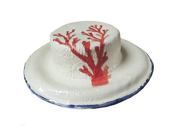 Chapéu com desenho coral e friso azul