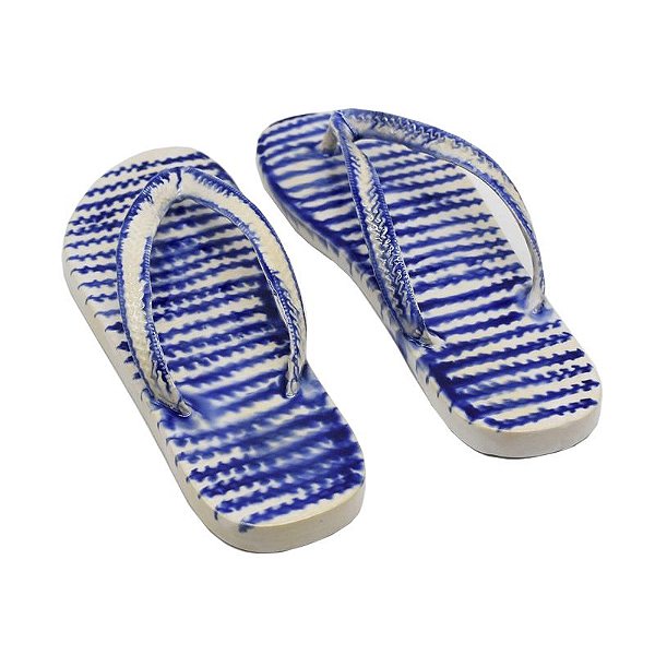 Chinelo de cerâmica riscado azul escorrido