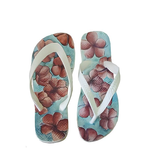 Chinelo de cerâmica com hibiscos avermelhados fundo azul