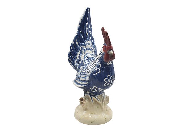 Enfeite de galo azul e branco com flores no tronco