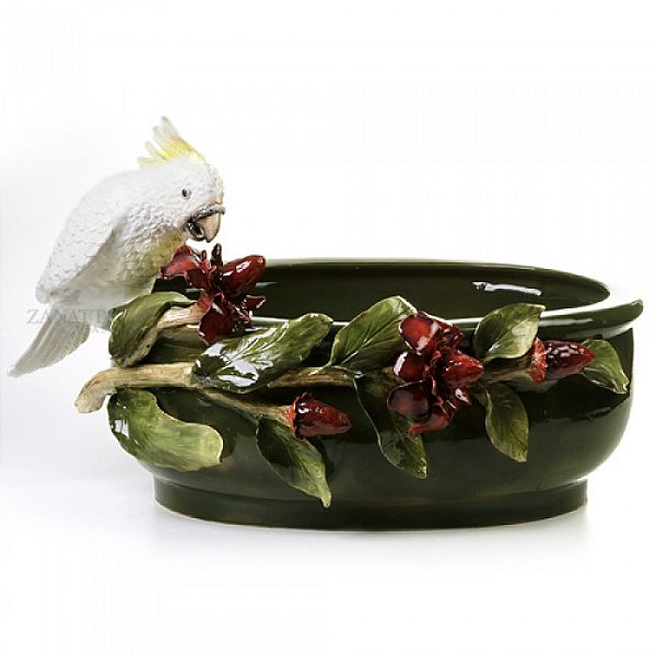 Floreira oval G verde escura com galhos de flores e cacatua branca