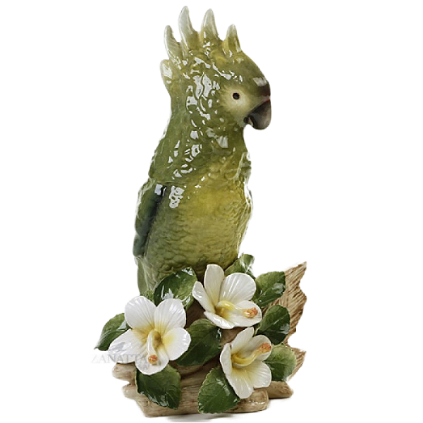 Cacatua no tronco com hibiscos