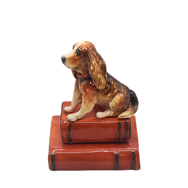 Enfeite cachorro cocker sentado em 2 livros