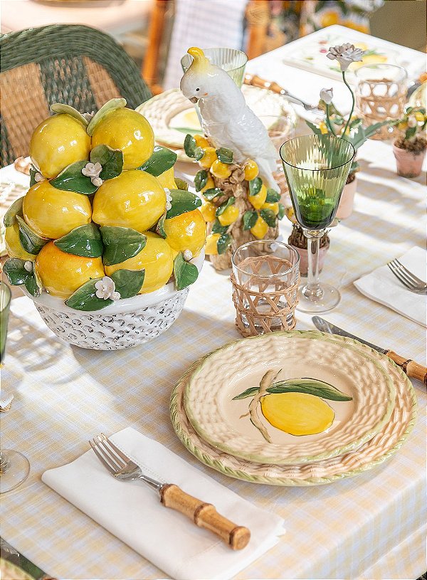 Fruteira vazada branca com limões e flores zanatta casa