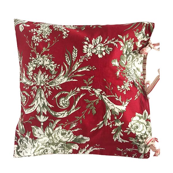 Capa de almofada vermelha com floral verde e branco