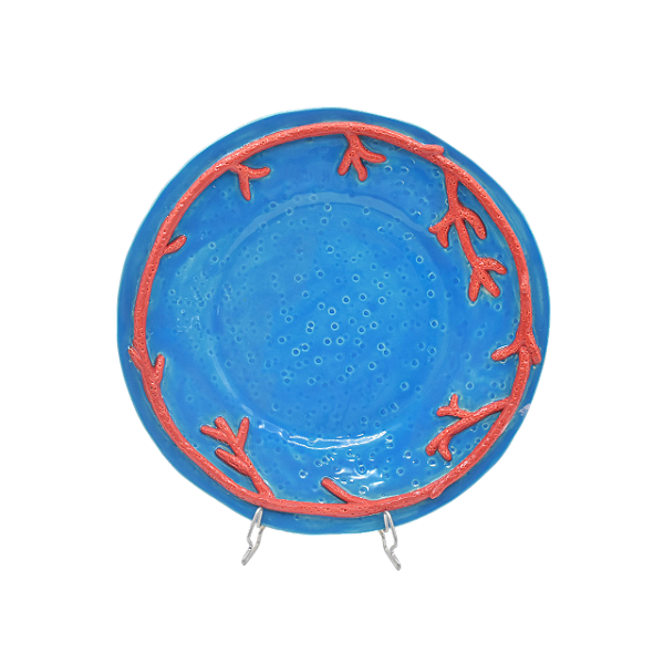 Prato raso azul com aplicação de coral vermelho