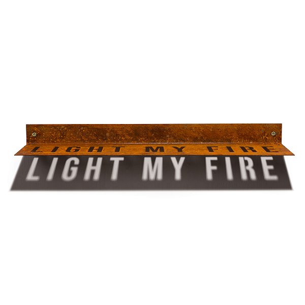 Placa de ferro com frase Light my Fire