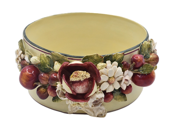 Centro de mesa com aplicação de frutas vermelhas e flores