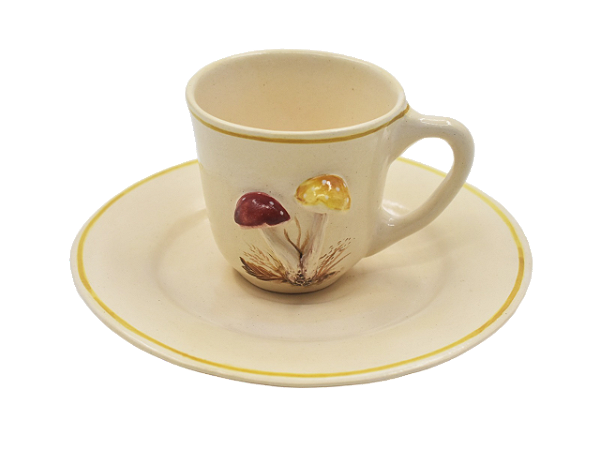 Xícara café com aplicação cogumelos