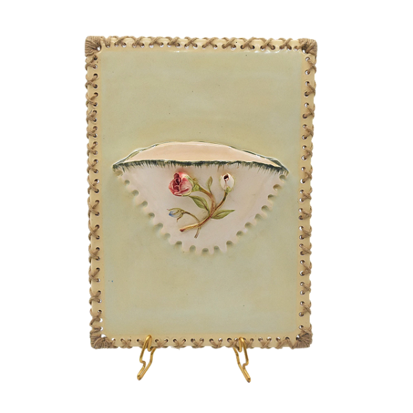 Placa com aplicação de vasinho de rosas