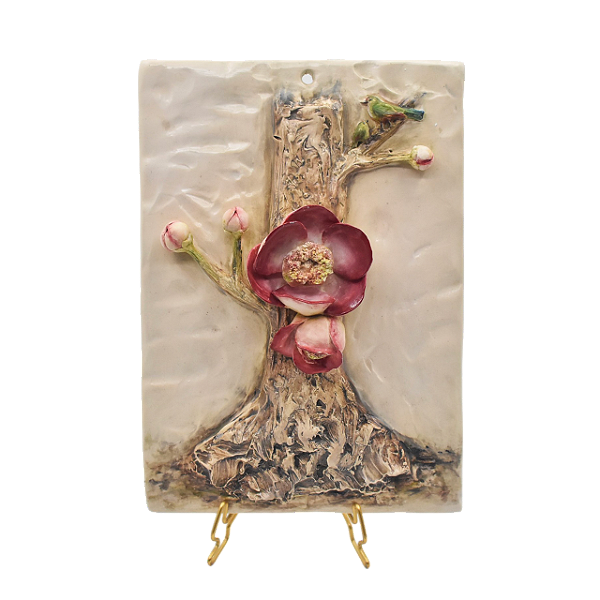 Placa com aplicação de tronco e flor de macaco