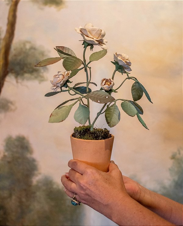 Bonsai de latão com rosas brancas e folhas coloridas G