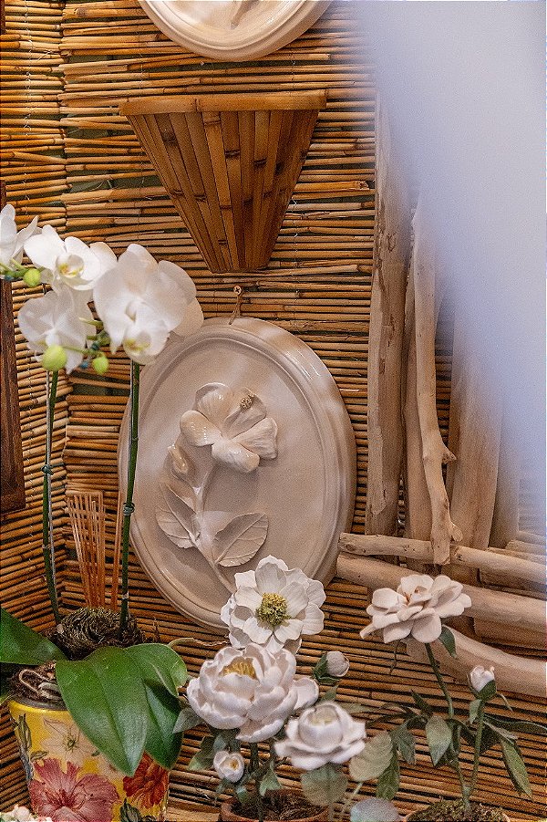 Quadro oval off white com aplicação hibisco (direita)
