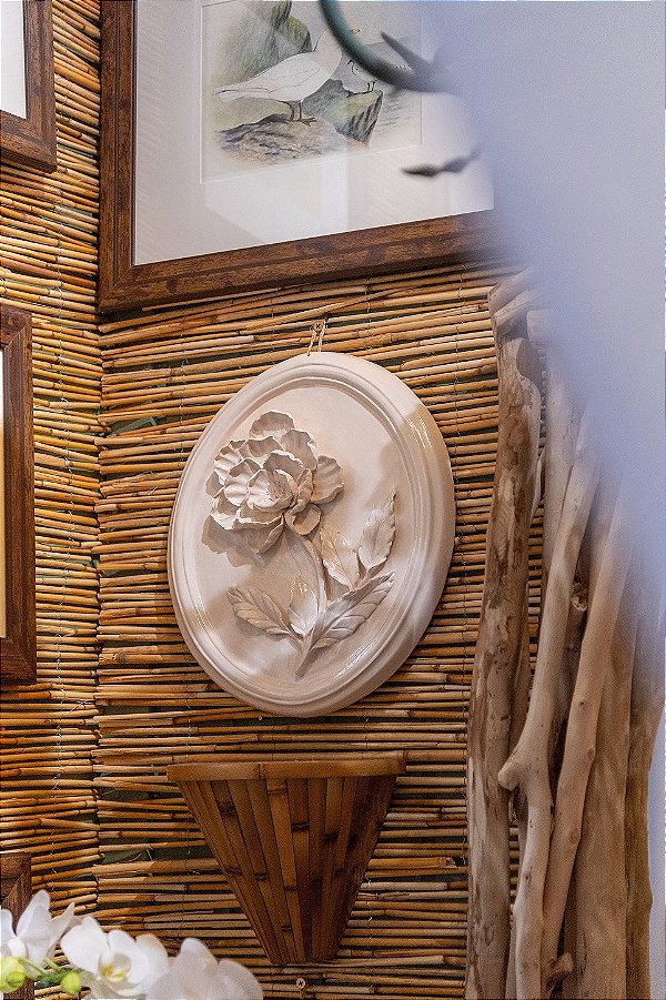 Quadro oval off white com aplicação peônia (esquerda)