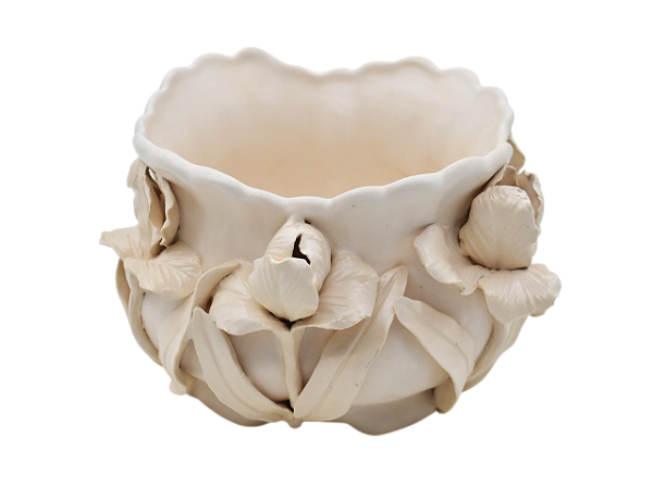 Cachepot P off white com aplicação de flor de íris
