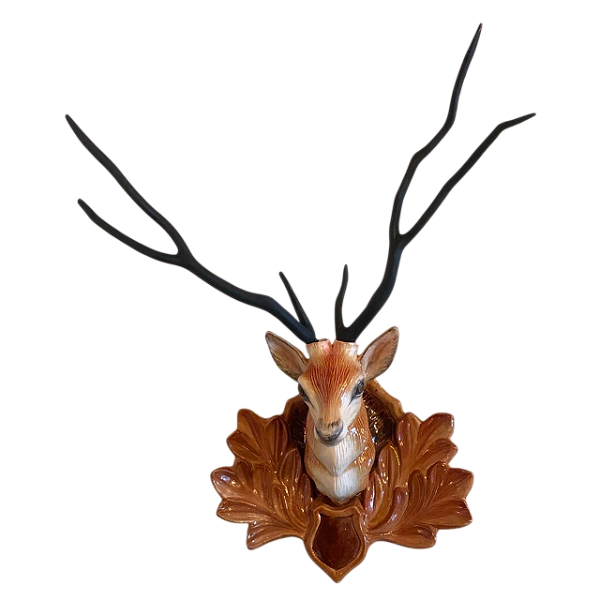 Veado de parede com chifre de madeira