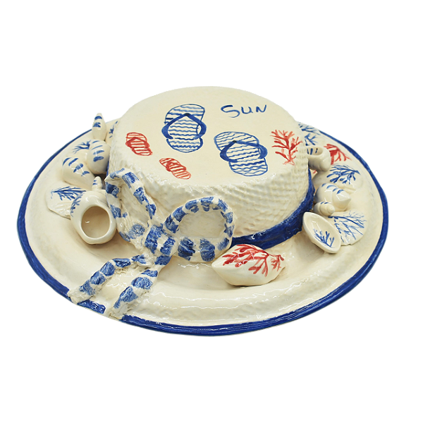 Chapéu decorativo com apliques de conchas e laço