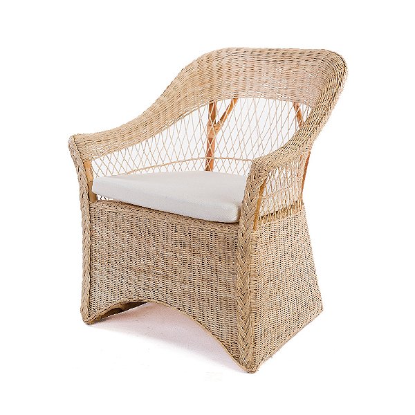 Poltrona em rattan com encosto vazado