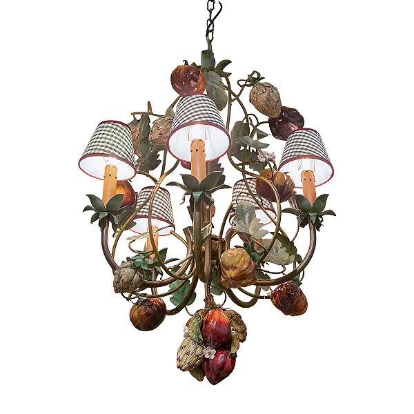 Lustre de cobre com tomates e alcachofras