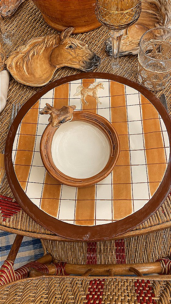 Bowl com aplique de cavalo na borda