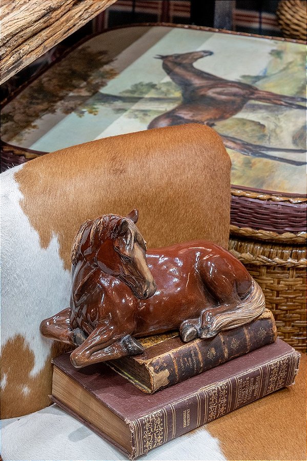 Escultura em cerâmica de cavalo sentado
