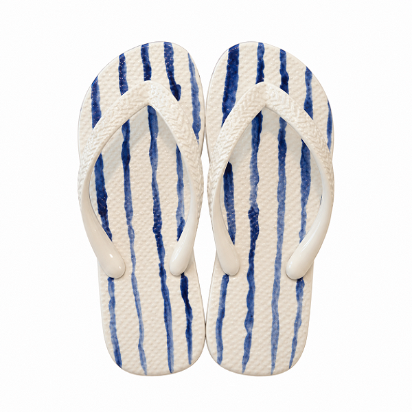 Chinelo de cerâmica branco com listras azuis