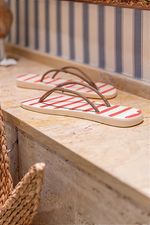 Chinelo de cerâmica com listra vermelha e alça de madeira Zanatta Casa