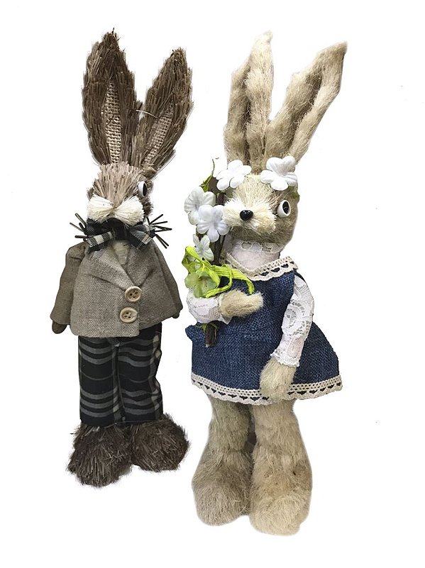 Casal de coelhos de palha com xadrez e flores