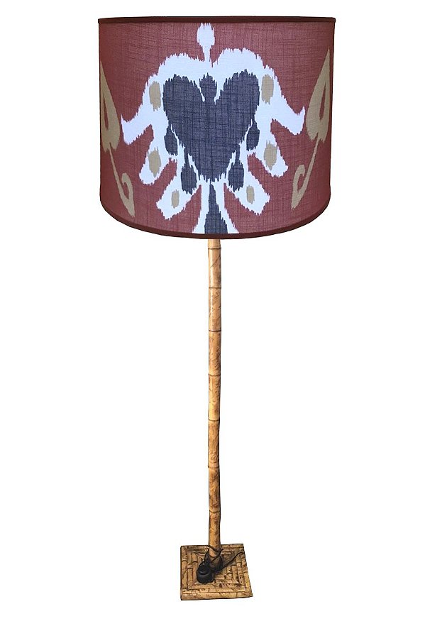 Abajur de piso de bambu com cúpula de ikat
