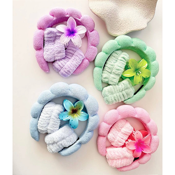Kit 01 Tiara Nuvem, 01 Piranha Para Cabelo Flor e 01 Par Pulseira Para Skincare Cor Aleatória