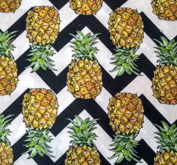 Tricoline digital abacaxi com fundo chevron branco e preto 50x150cm - Un