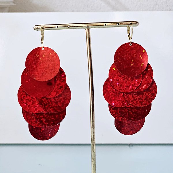 Brinco escama de paetê vermelho