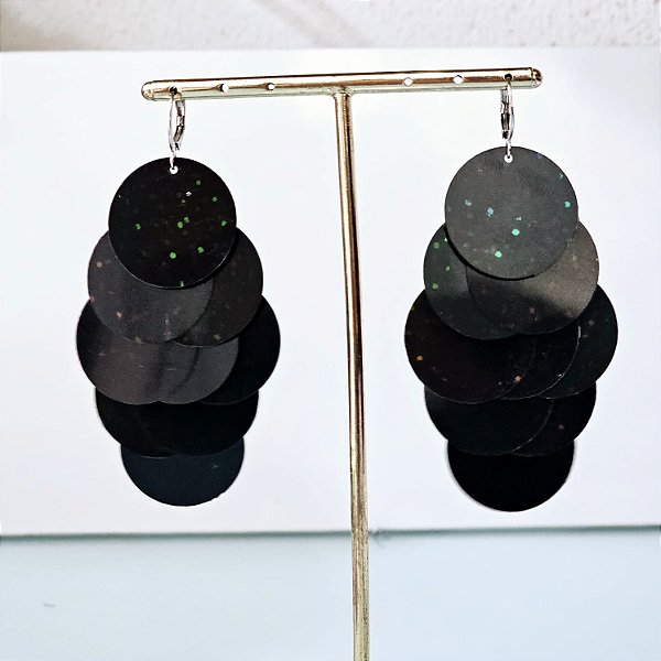 Brinco escama de paetê preto