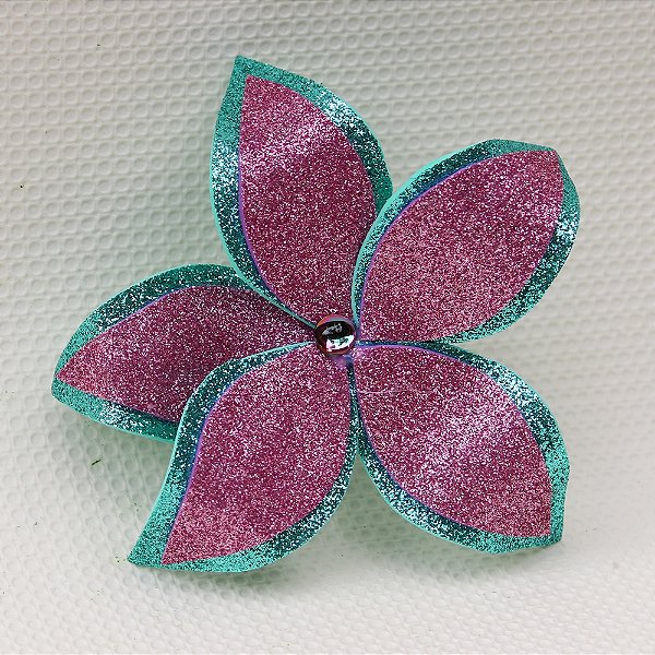 Flor na avenida rosa com azul