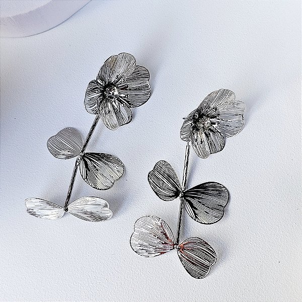 Brinco flor chapinha prata