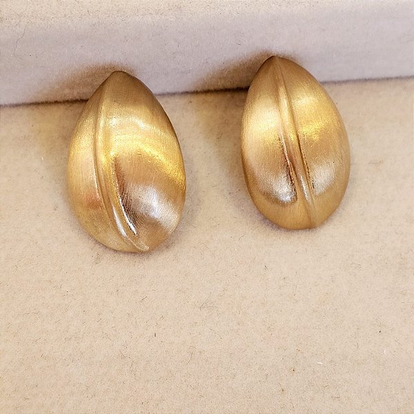 Brinco grão fosco dourado