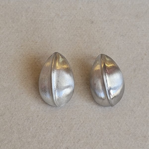 Brinco grão fosco prata