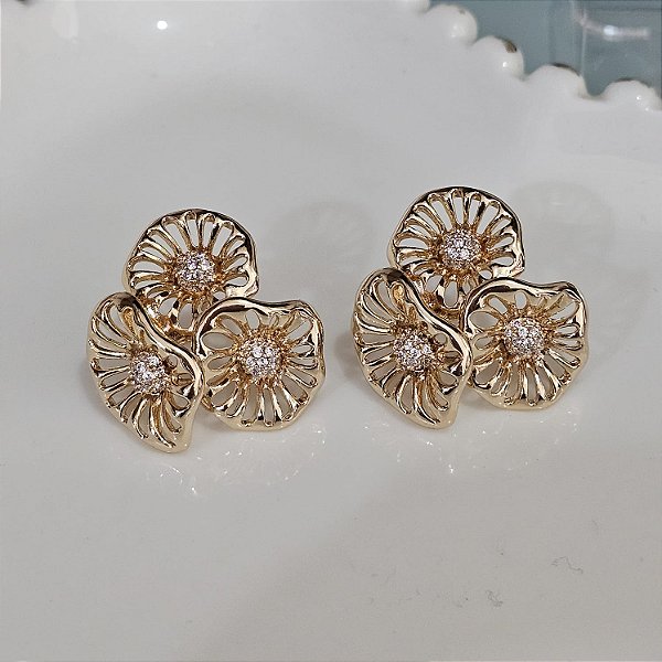 Brinco três flores dourado