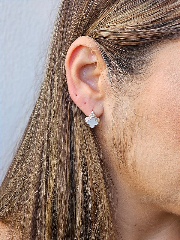 Argola trevo pérola prata