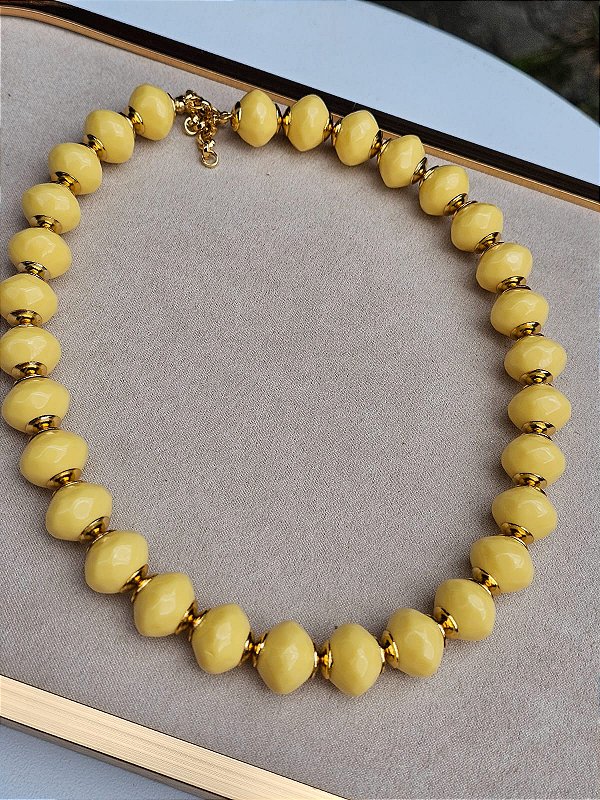 Colar esfera amarelo manteiga