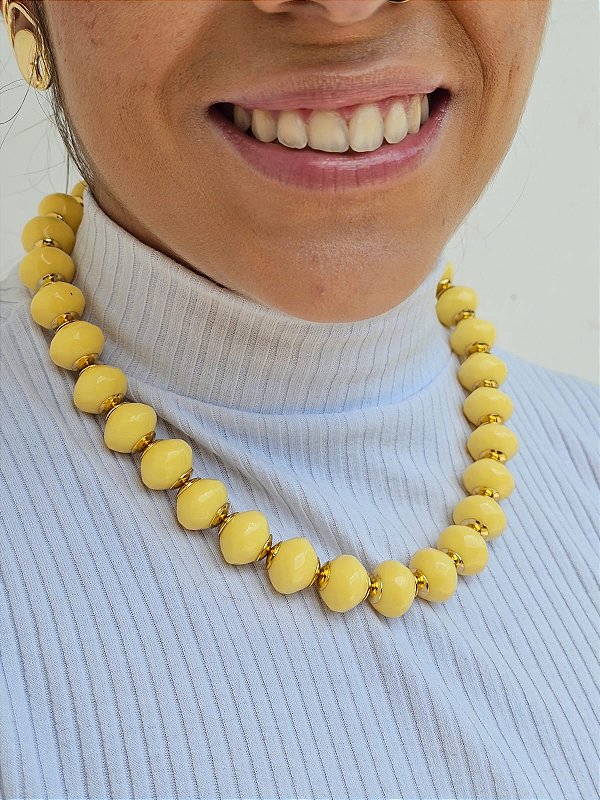 Colar esfera amarelo manteiga