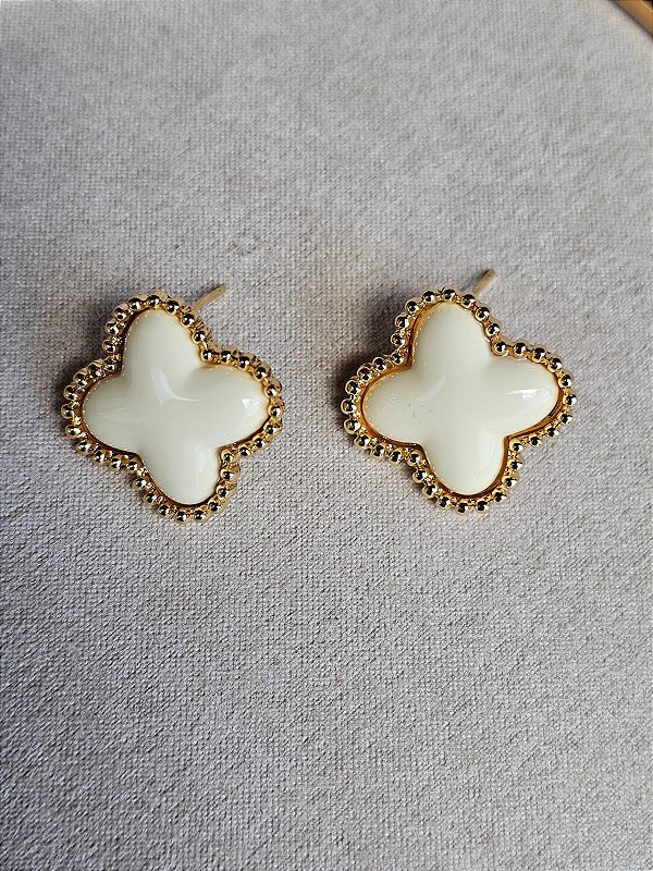 Brinco trevo resina branca dourado