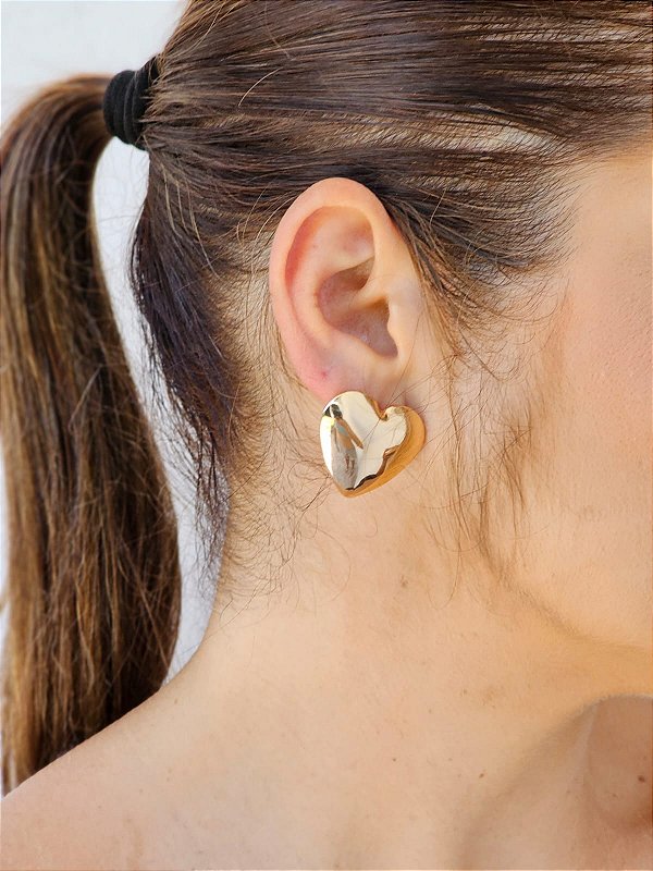 Brinco coração bold dourado