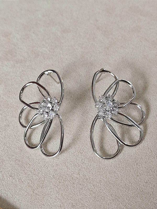 Brinco pétala vazada prata