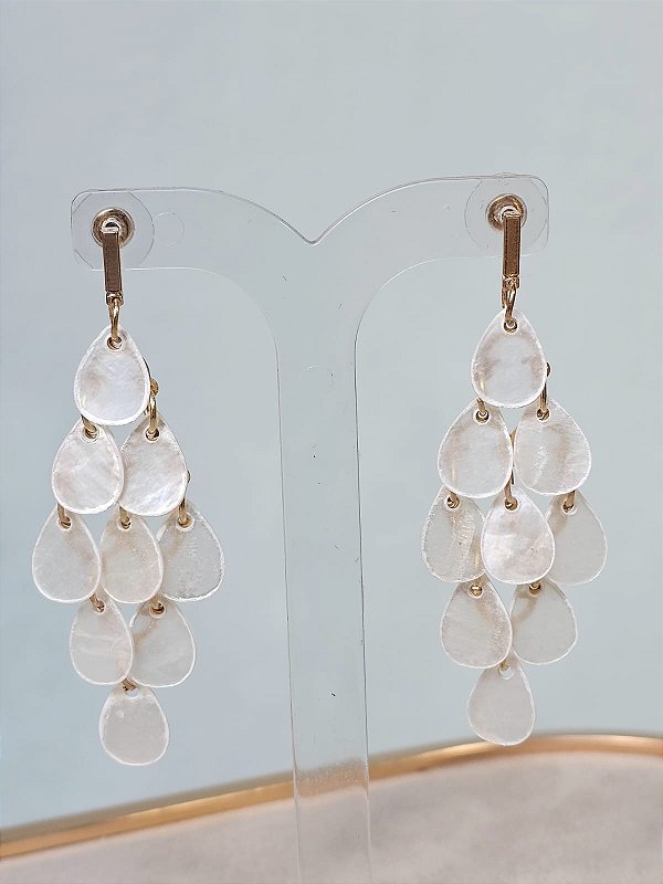 Brinco escama madrepérola gota branca