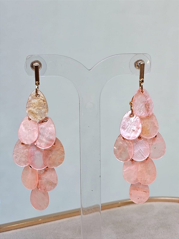 Brinco escama madrepérola gota coral