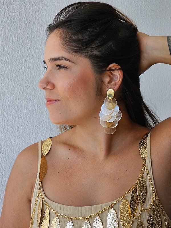 Brinco escama madrepérola dourado base