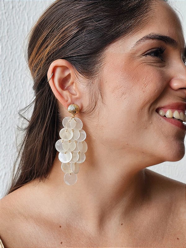 Brinco escama madreperola sereia branco