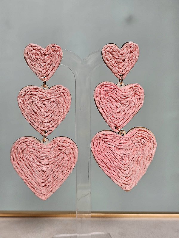 Brinco ráfia corações rosinha