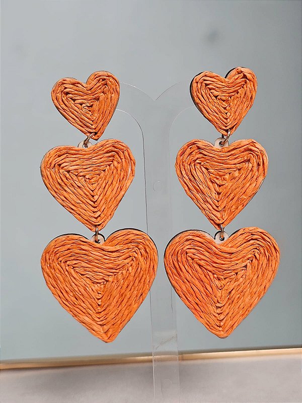 Brinco ráfia corações laranja